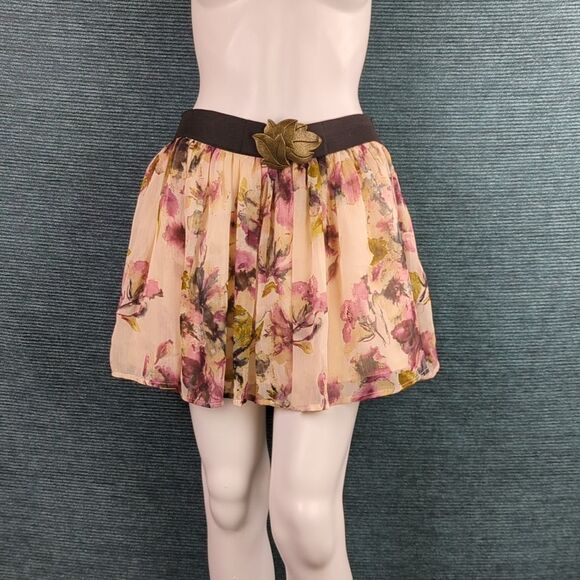 Charlotte Russe Floral Mini-skirt, Leaf Belt Buckle - Picture 1 of 14